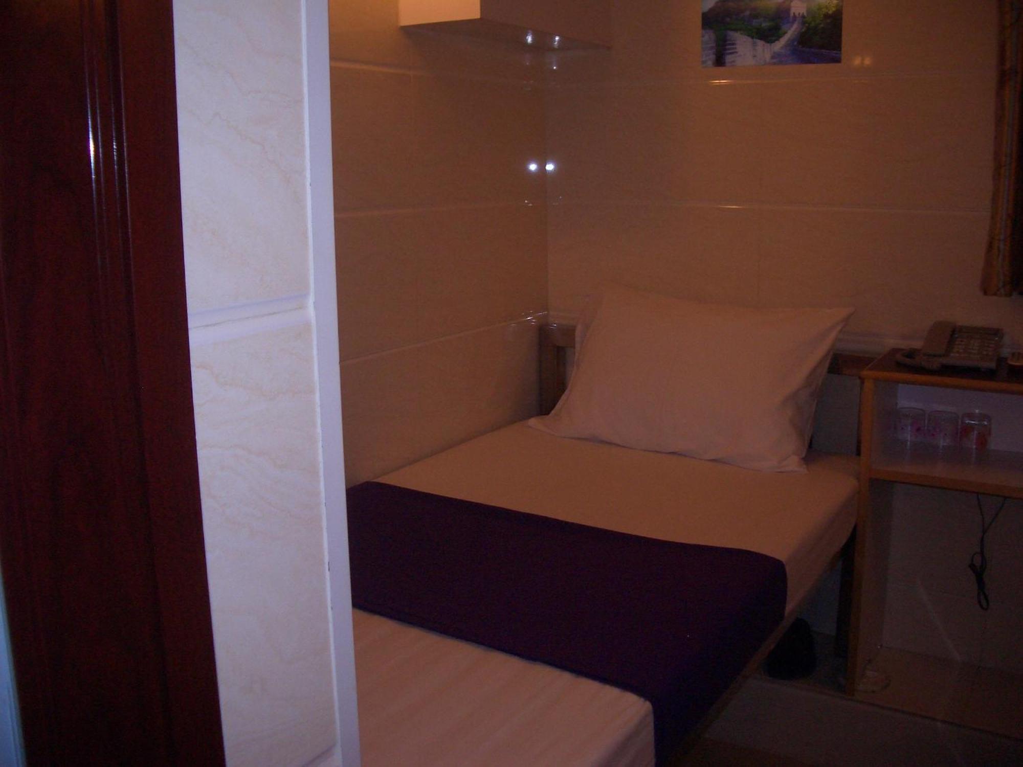Maple Leaf Guest House Хонконг Екстериор снимка