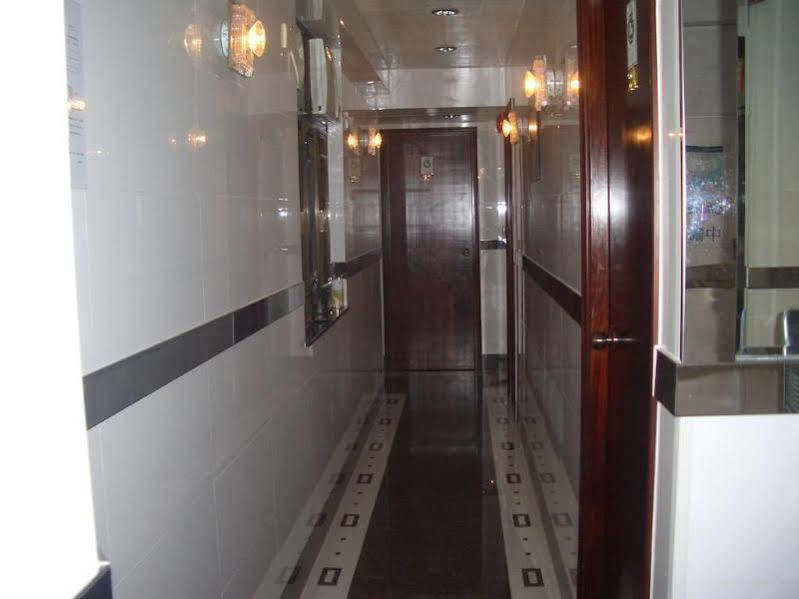 Maple Leaf Guest House Хонконг Екстериор снимка
